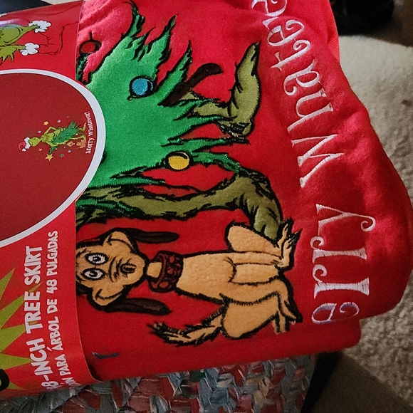 BNWT The GRINCH 48" Christmas tree skirt-Merry Whatever on the skirt. - Picture 2 of 9